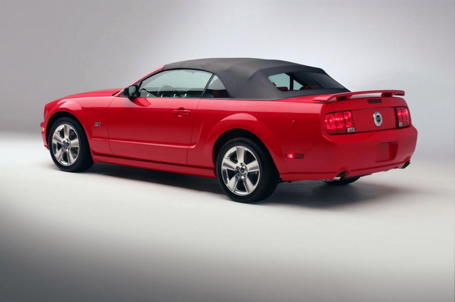  Ford Mustang GT Convertible 2005 года  (фото 30 из 44)